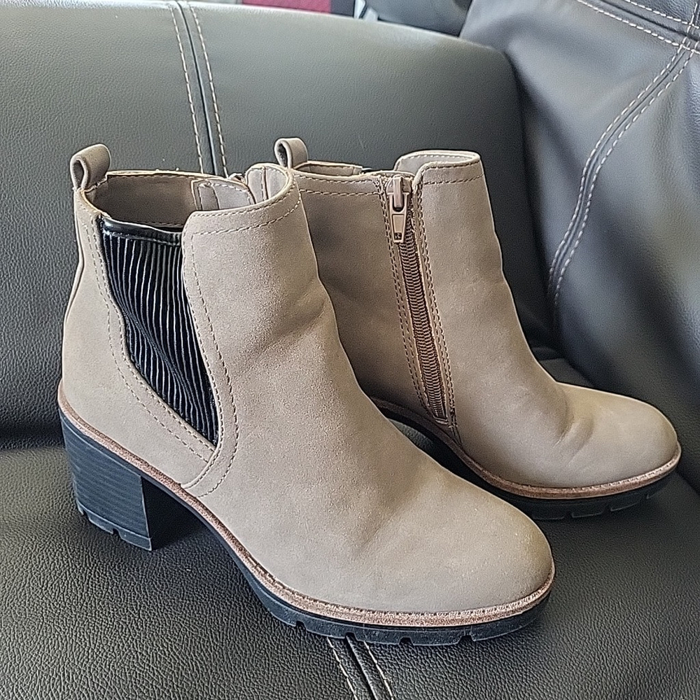 Madalynngore Tan & Black Boots Heel Size 6M Man Made Botties Pumps